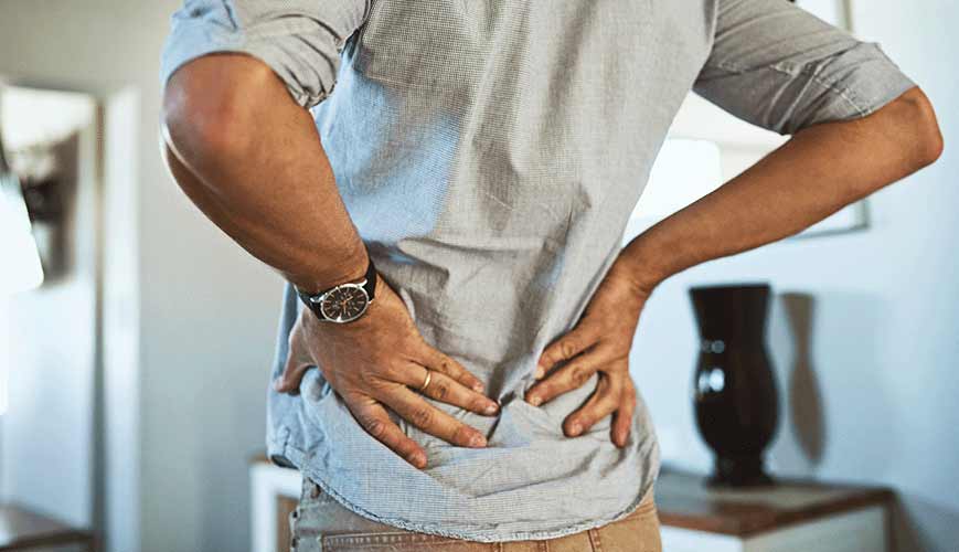 Poniendo el apretón en sus vértebras